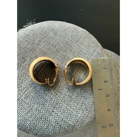 Vintage Enamel Hoop Earrings Clip On Beige Gold Tone Classic Career Workwear - Picture 4 of 5